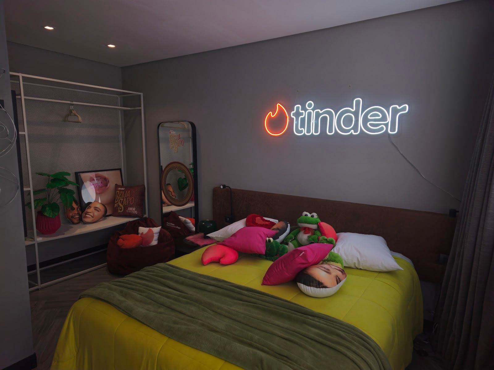Quarto com neon aceso na parede e luz baixa