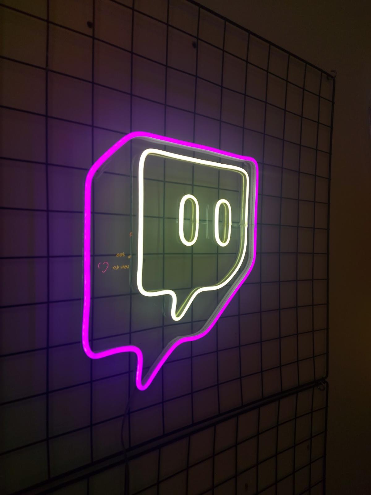 Neon roxo em grade para setup de stream
