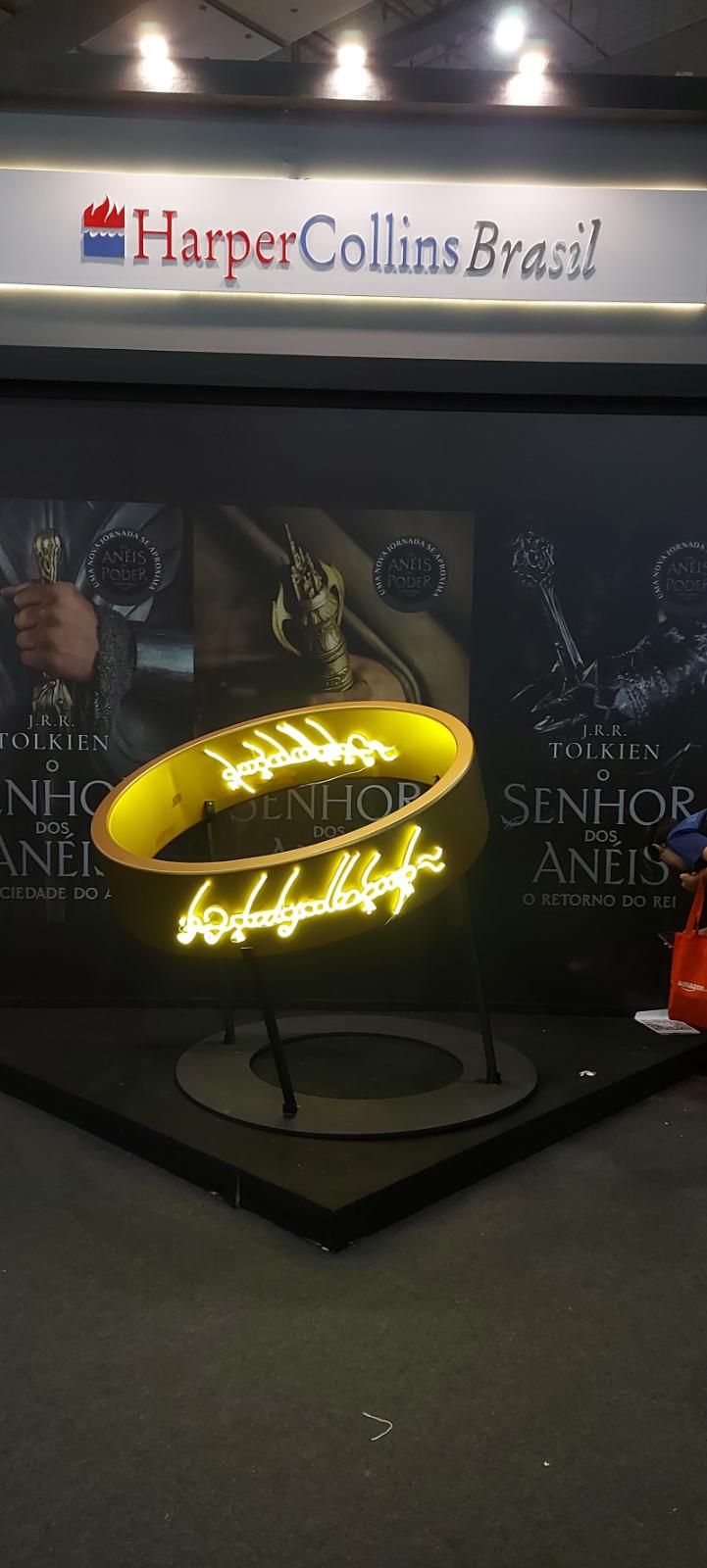 Neon amarelo cursivo em ambiente decorado
