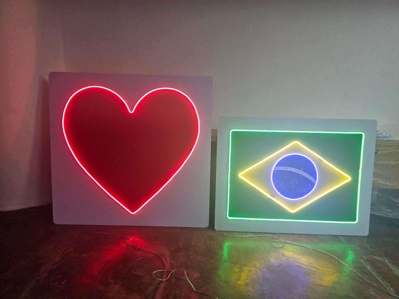 Neon de coração vermelho e bandeira do Brasil