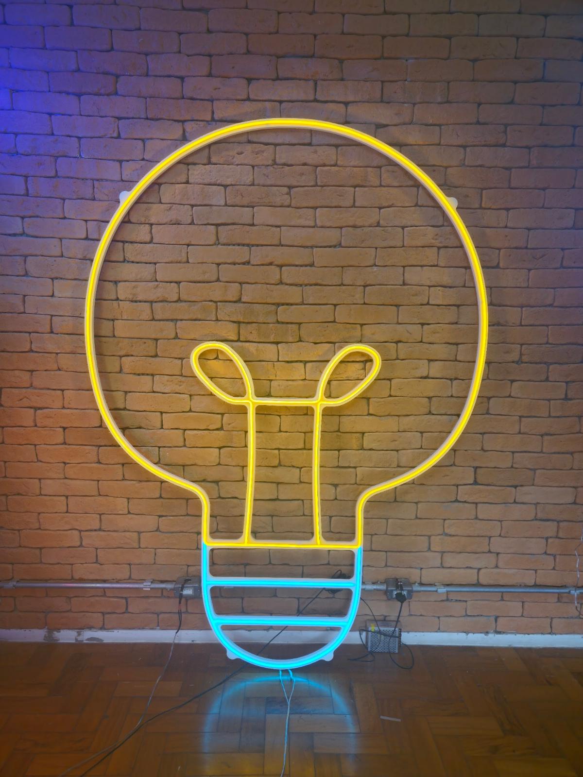 Neon de lâmpada em parede de tijolo