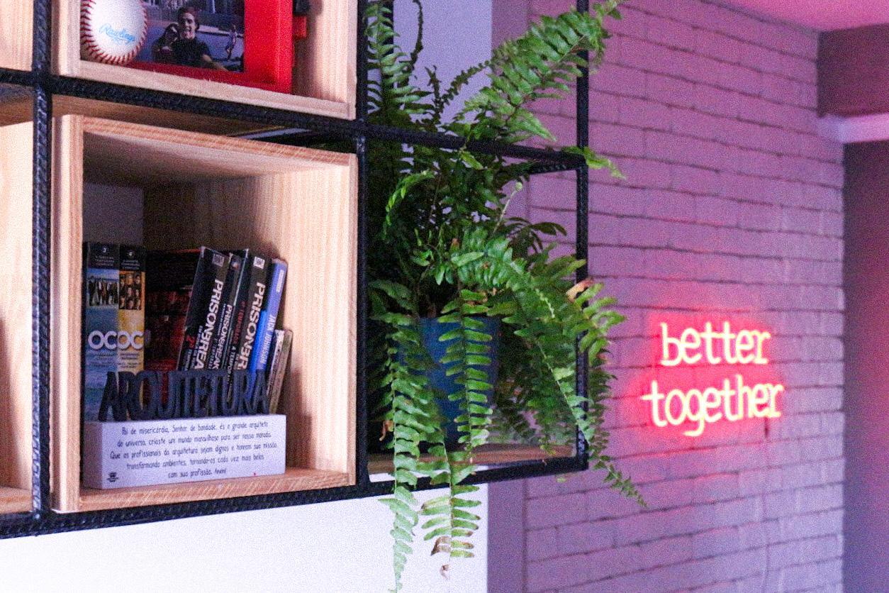 Neon rosa Better together em estante com plantas