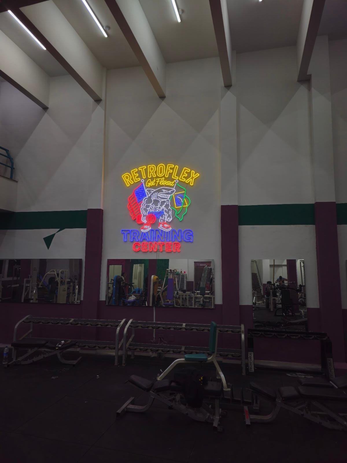 Salão de academia com neon colorido na parede