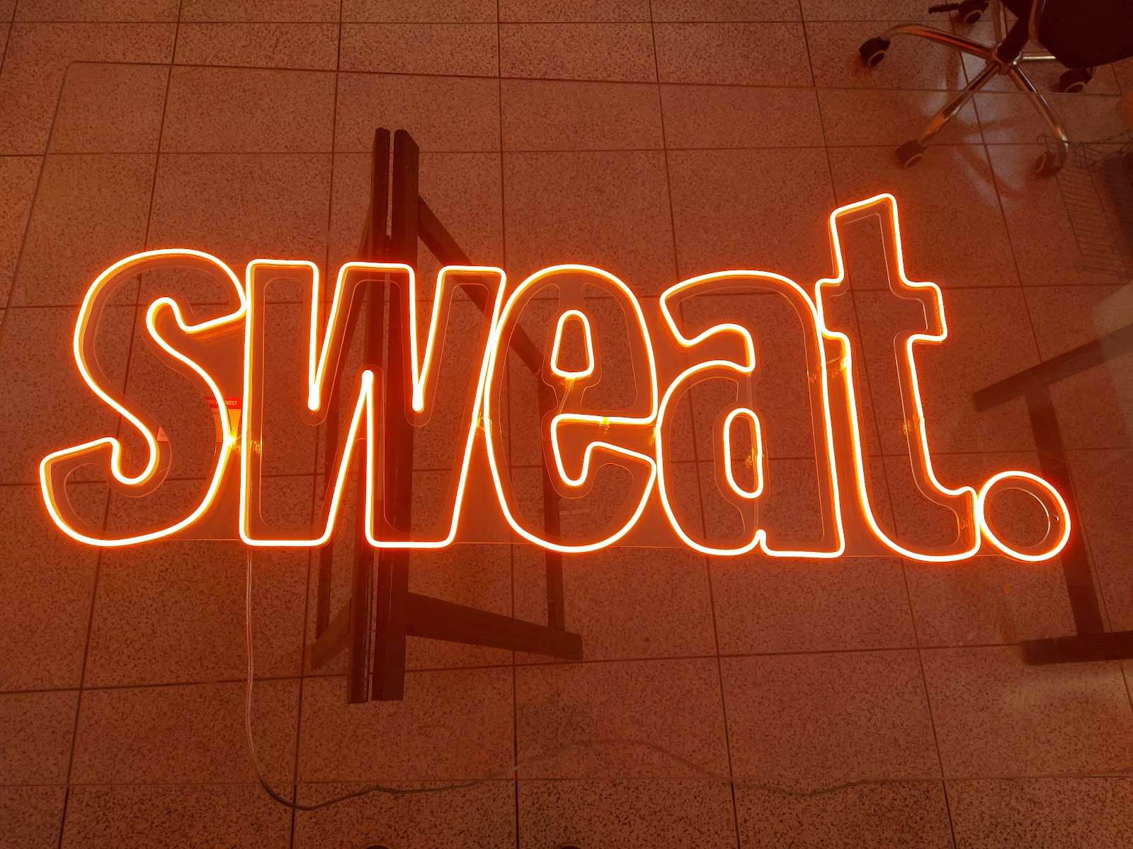 Neon laranja com palavra motivacional