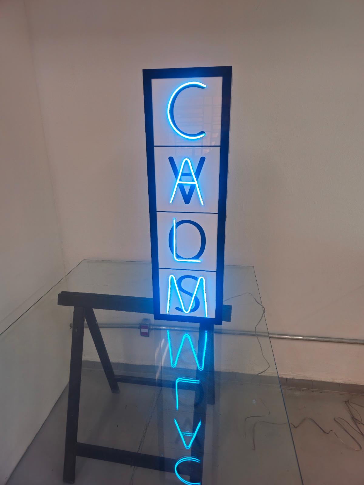 Totem vertical luminoso com logo da empresa