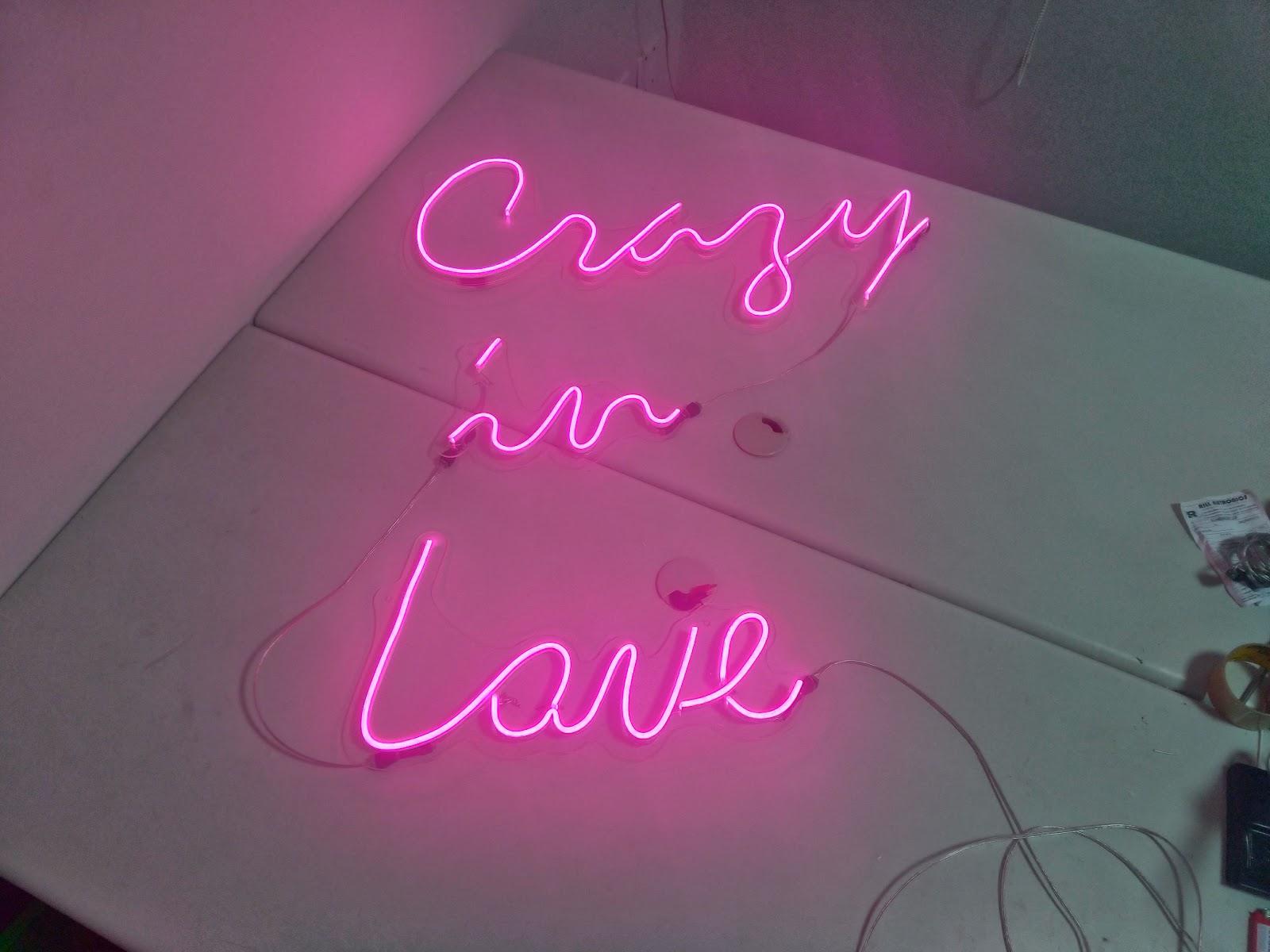 Neon rosa cursivo Crazy in love
