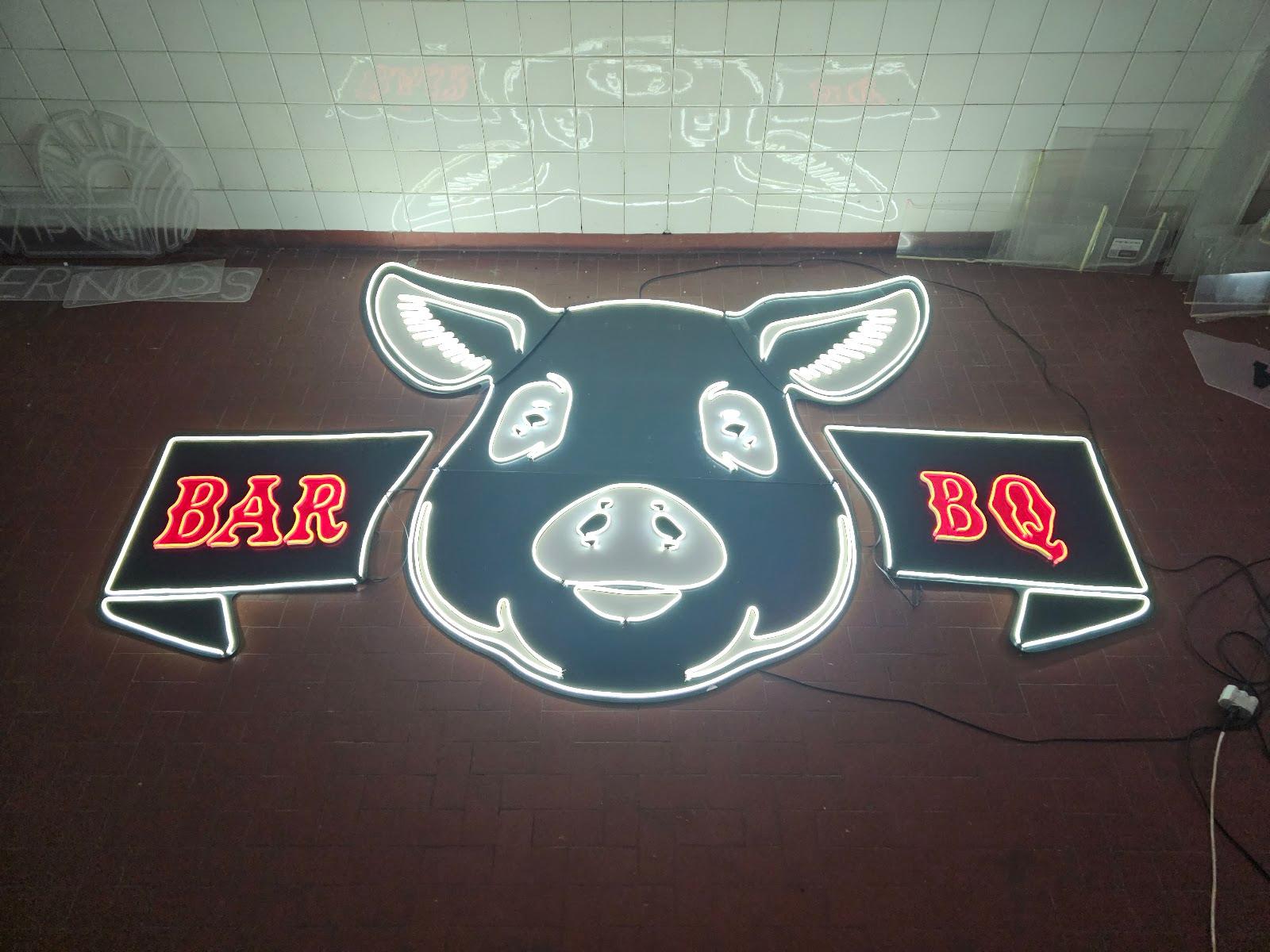 Neon de porco em restaurante de churrasco