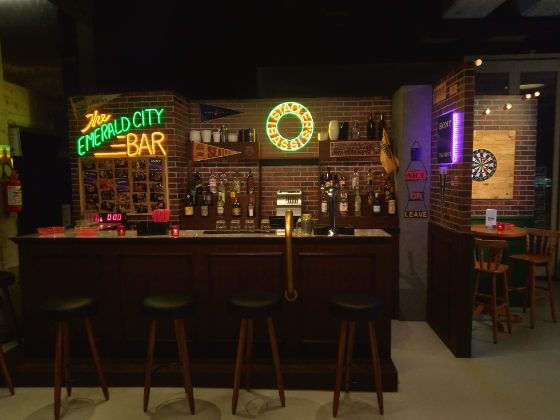 Cenário de bar com várias peças de neon LED coloridas