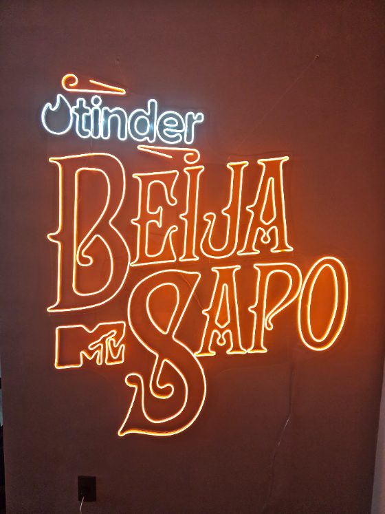 Letreiro de neon LED em âmbar para ativação de marca