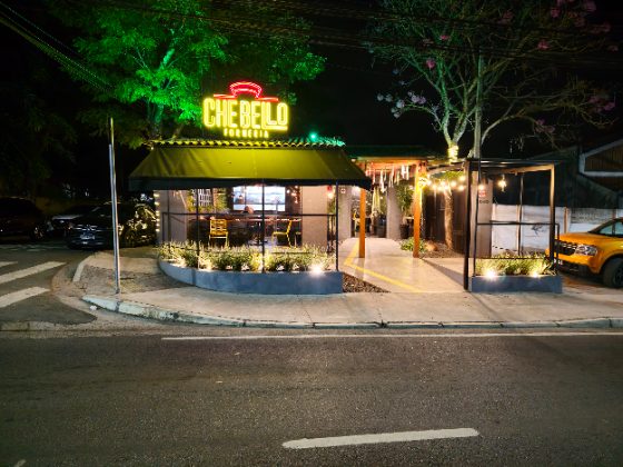 Fachada de restaurante com letreiro de neon LED amarelo e vermelho