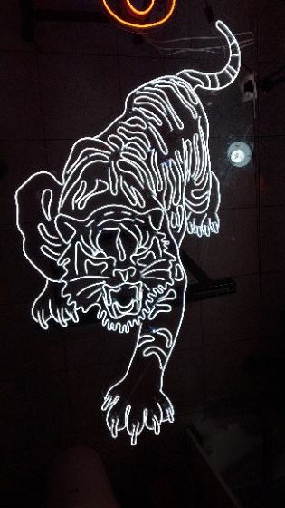 Letreiro de neon LED em formato de tigre, traço branco contínuo