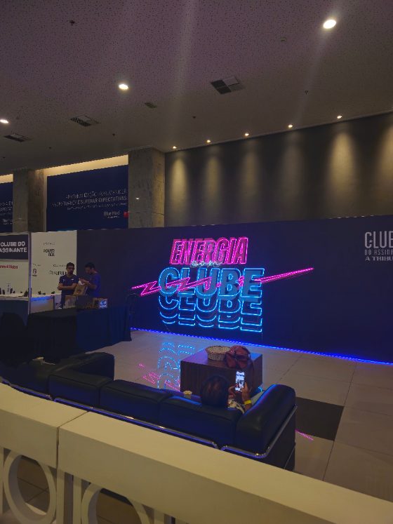 Painel de neon LED em evento corporativo, rosa e azul