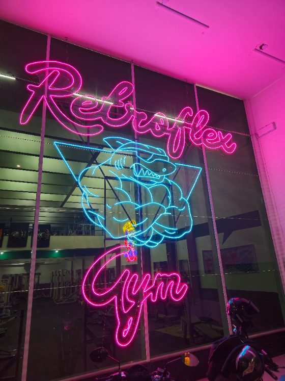 Vitrine de academia com letreiro de neon LED magenta e ciano
