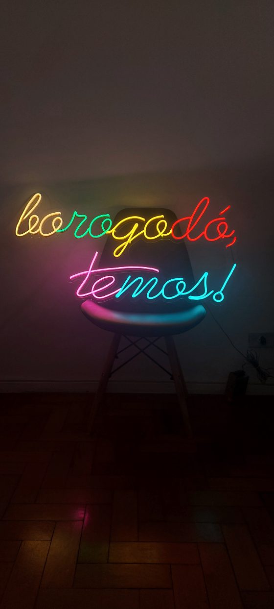 Frase em neon LED cursivo com seis cores diferentes
