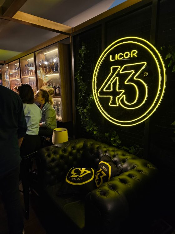 Logo em neon personalizado circular amarelo em lounge de bar
