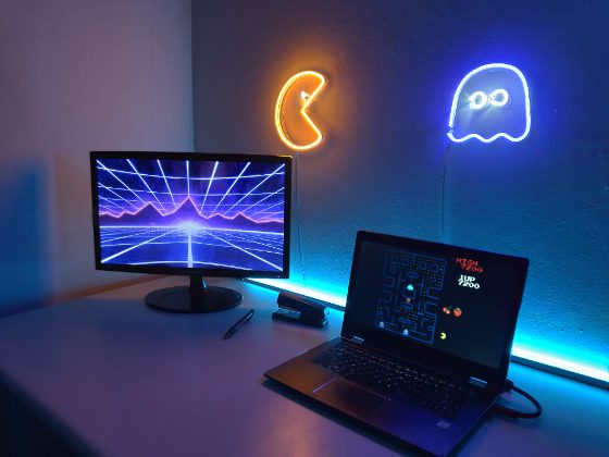 Duas peças de neon LED decorativas em home office
